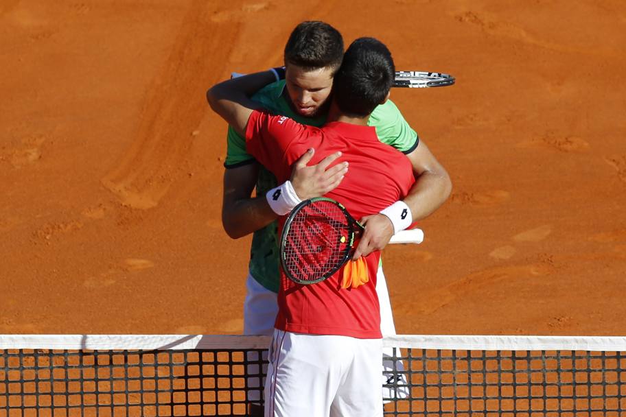 Novak Djokovic abbraccia Jiri Vesely: complimenti, il ceco fa fuori il numero 1 a Montecarlo. Afp